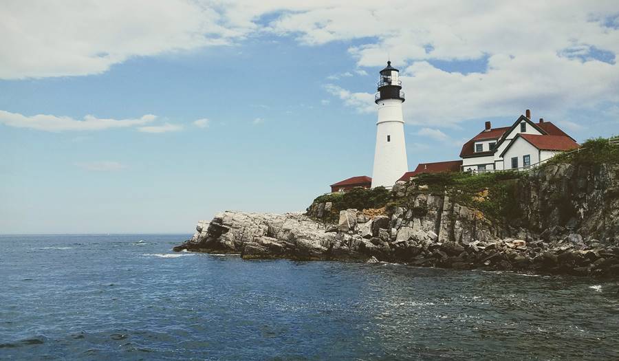 Image of lighthouse in Maine